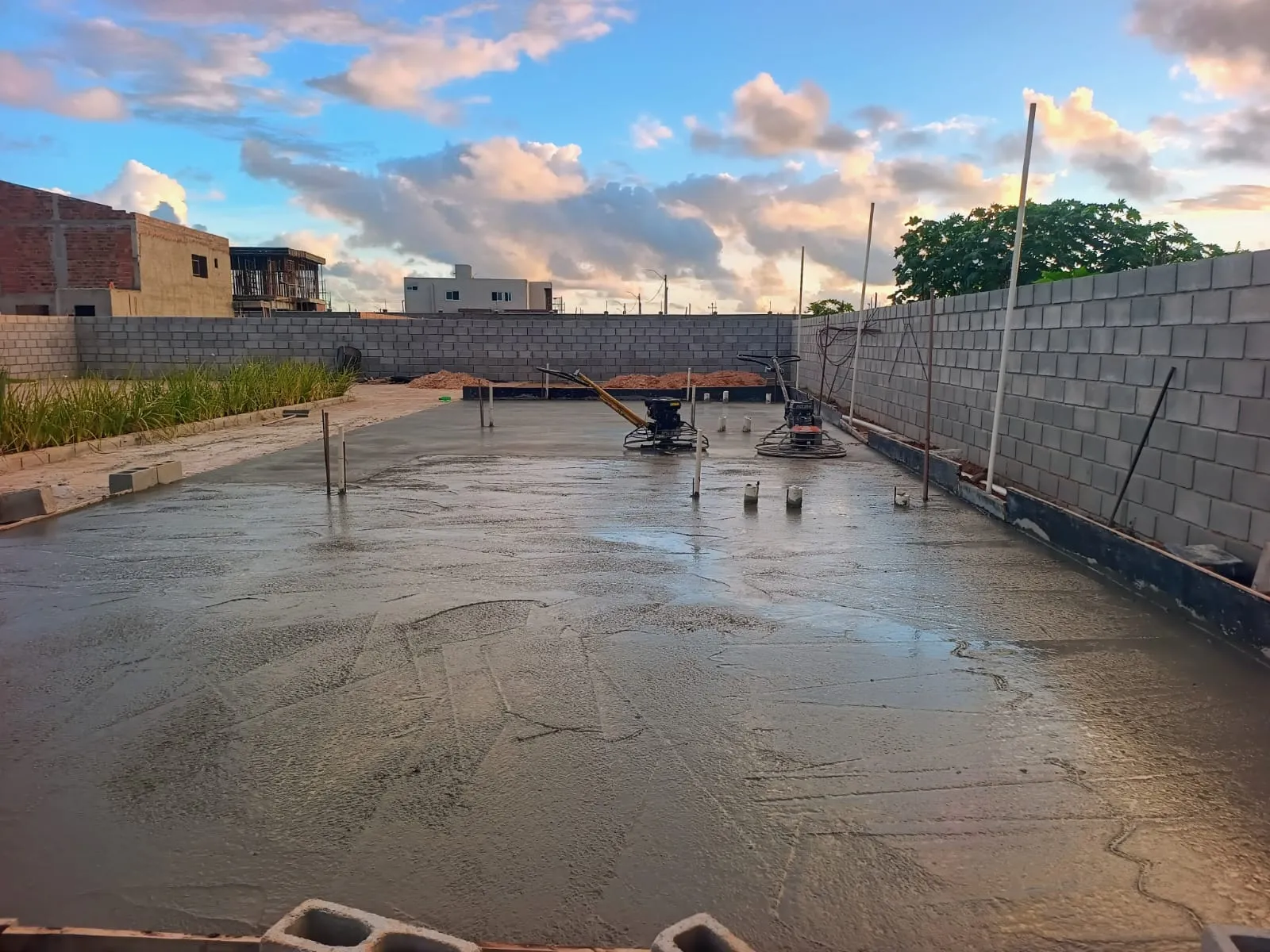 Base de concreto das casas concluída, ao entardecer